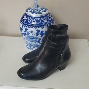 Fabulaire black booties size 6 zipper sides